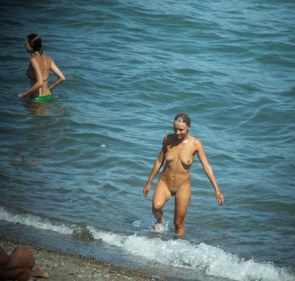 Nude babe exposed by beach hunters