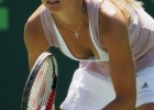 Sexy tennis babe exposing her cleavage