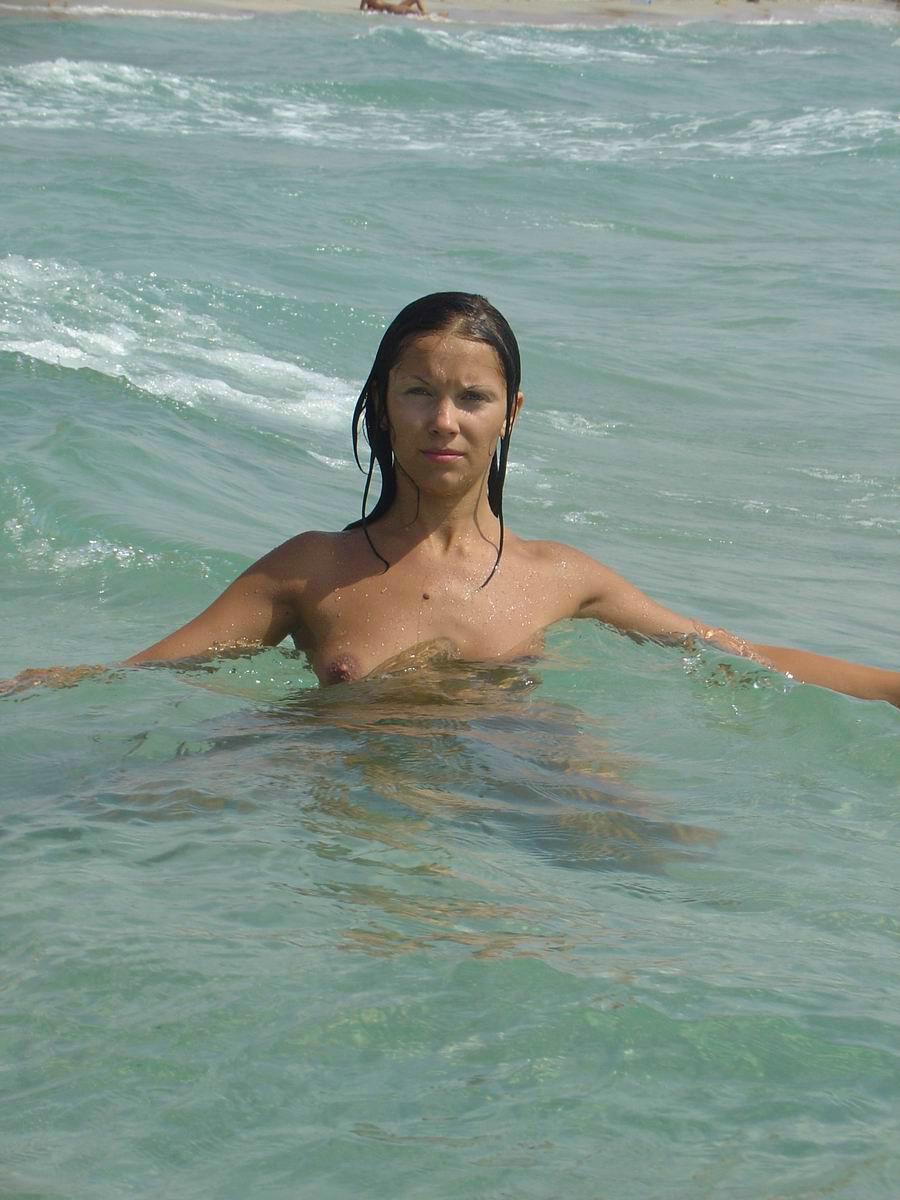 She expose her perky nipple while swimming